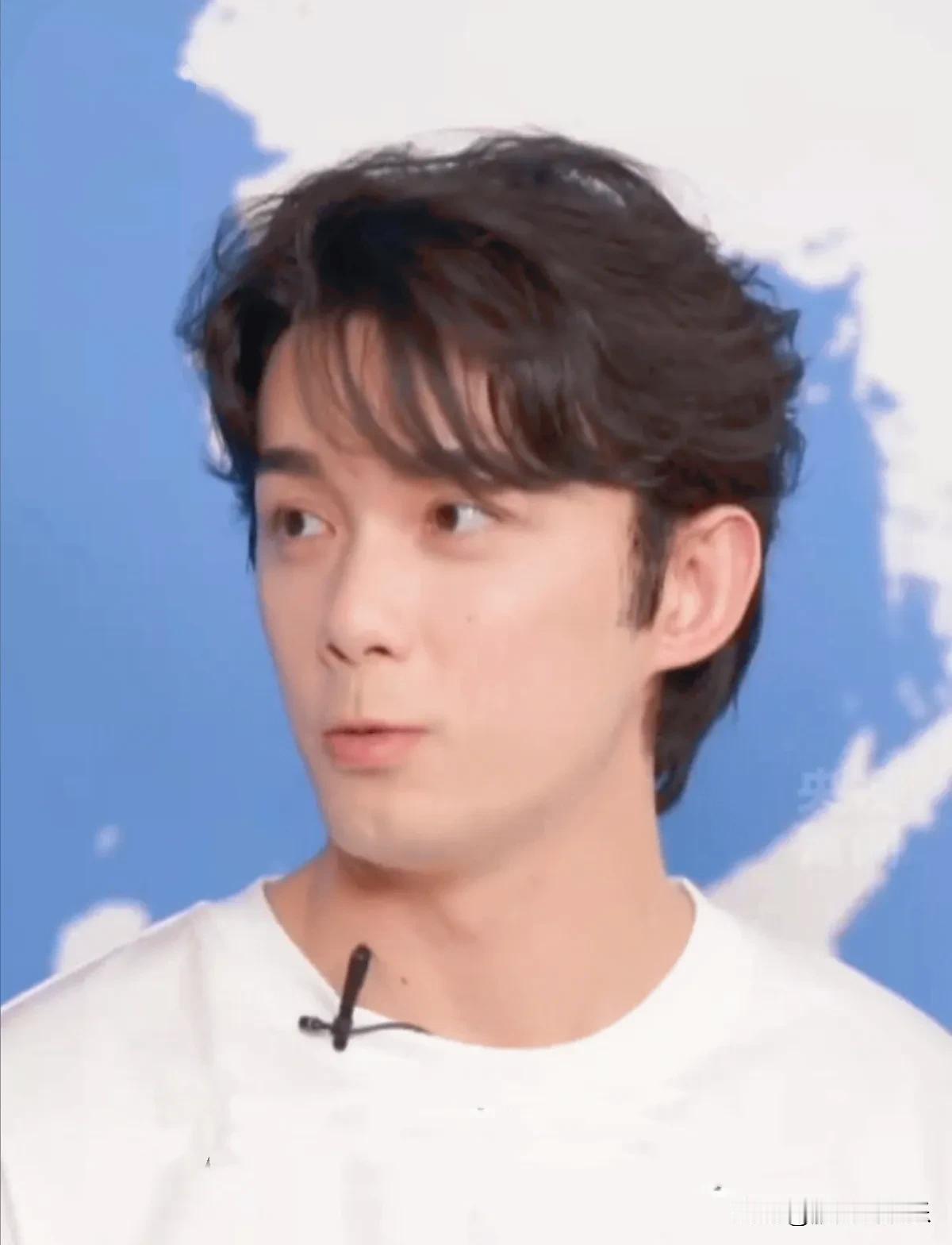 在拍摄电影《东极岛》期间，演员吴磊走进1:1还原的战俘舱，压抑与不适感瞬间将他笼