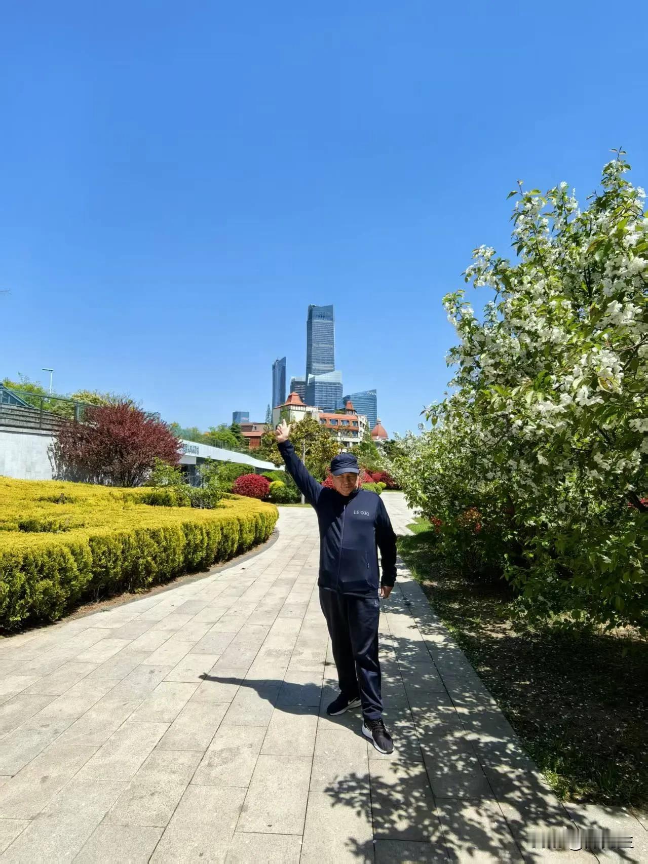 《七律·天地宽》
长河九曲入云端，阅尽沧桑未觉寒。
腹有诗书方气定，胸无块垒自神