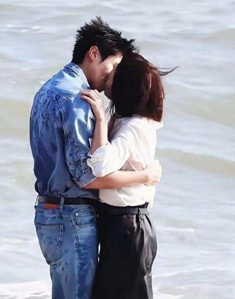 现在对岸姐姐都爱找小鲜肉拍戏，贾静雯这个是真差辈了