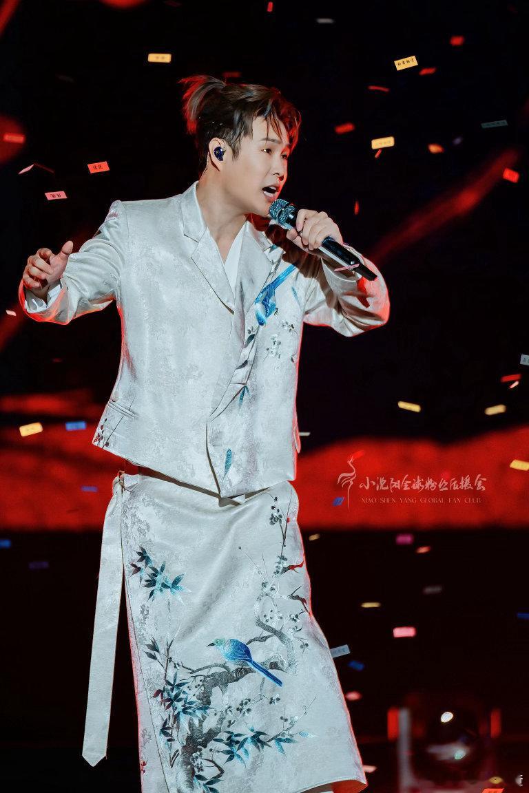 小沈阳现场换衣服比小品好笑 无需剧本的顶级喜剧！小沈阳现场赶场换装，笨拙又欢乐，
