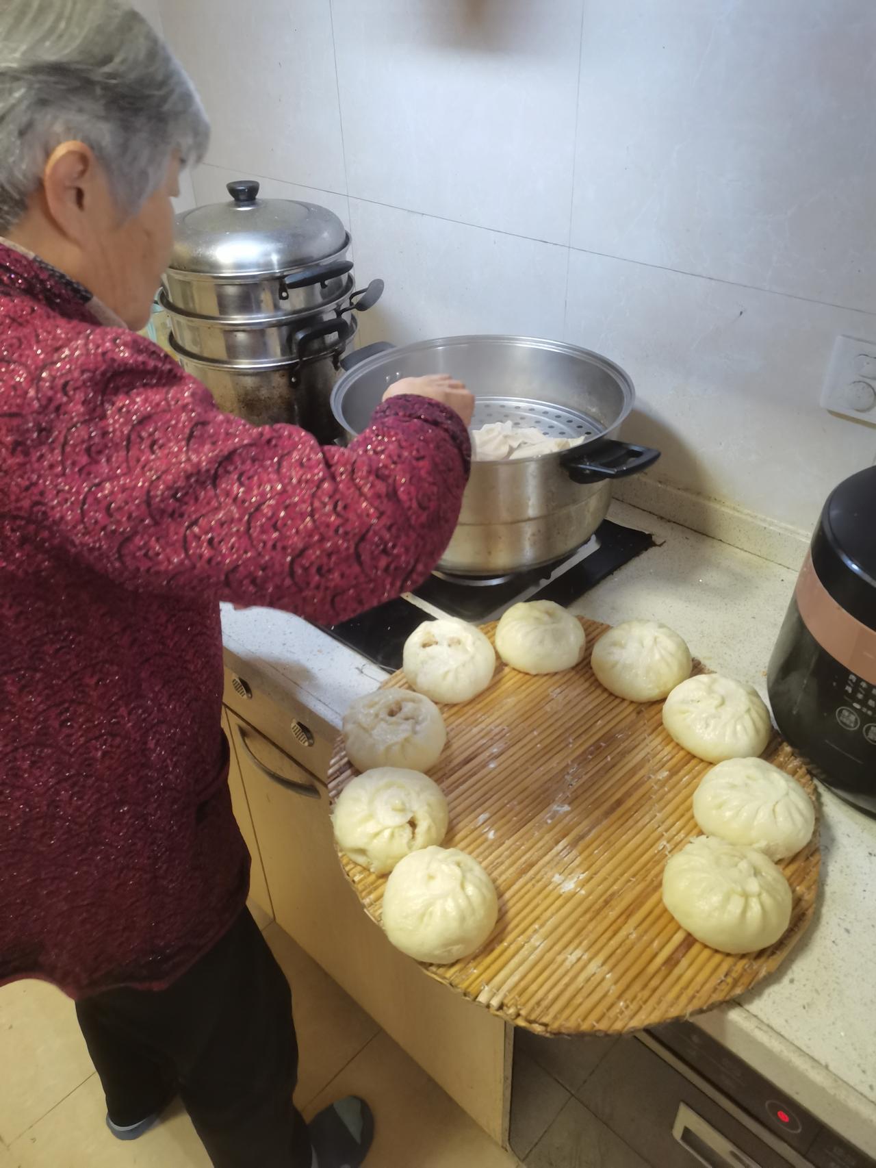 但事实上，一家人拖家带口回到老家，都是父母在做饭做菜，一家人回到家里和父母相处的