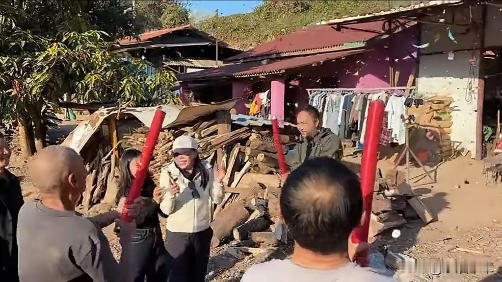 老挝小唐盖房直播翻车 流量没来口碑先塌

盖房直播，别人涨粉，他为何越播越尴尬？