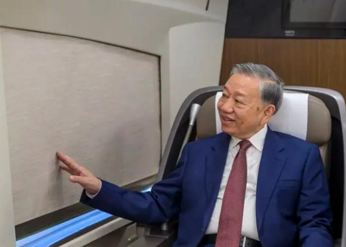 同处南海纷争，两国选择截然不同的博弈路径。

近期南海局势整体趋于紧张，菲律宾接