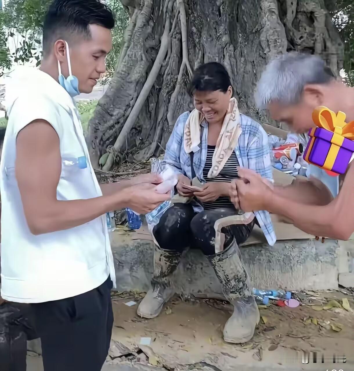 你们有没有发现，广西灾区现场被发钱的人，他们都是用双手接钱的，而且都轻微弯腰感谢
