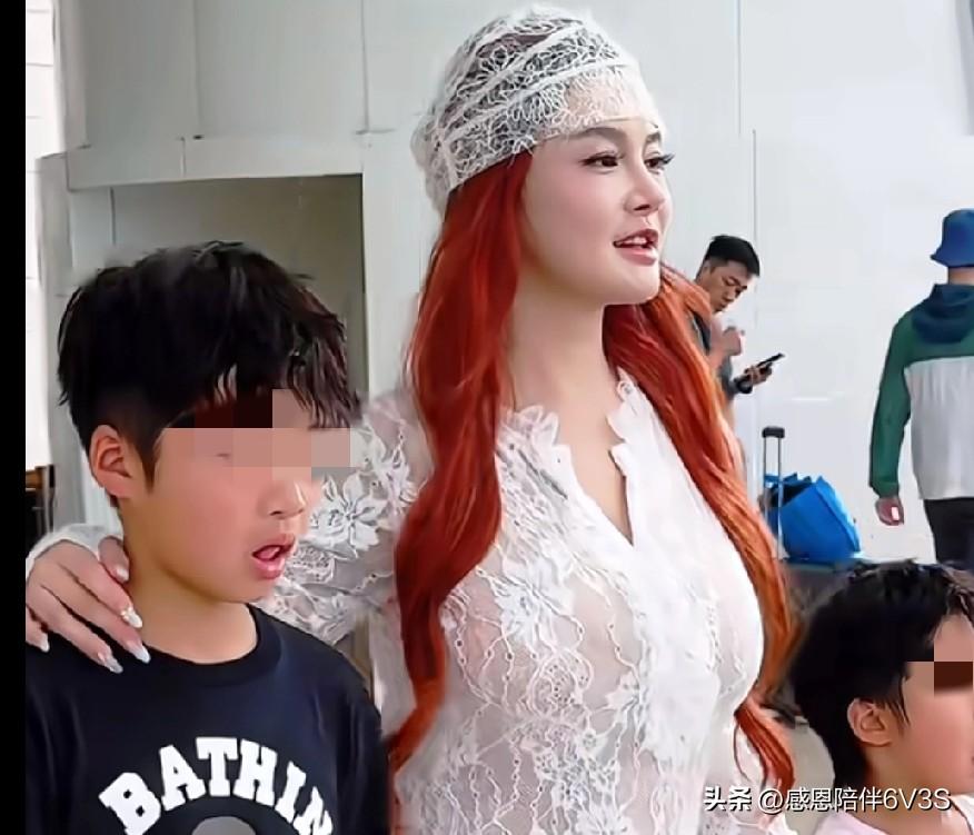 你还真别说，从背后这么一瞅，邹市明媳妇儿冉莹颖个儿真不矮，那鞋跟也不夸张嘛。这姐