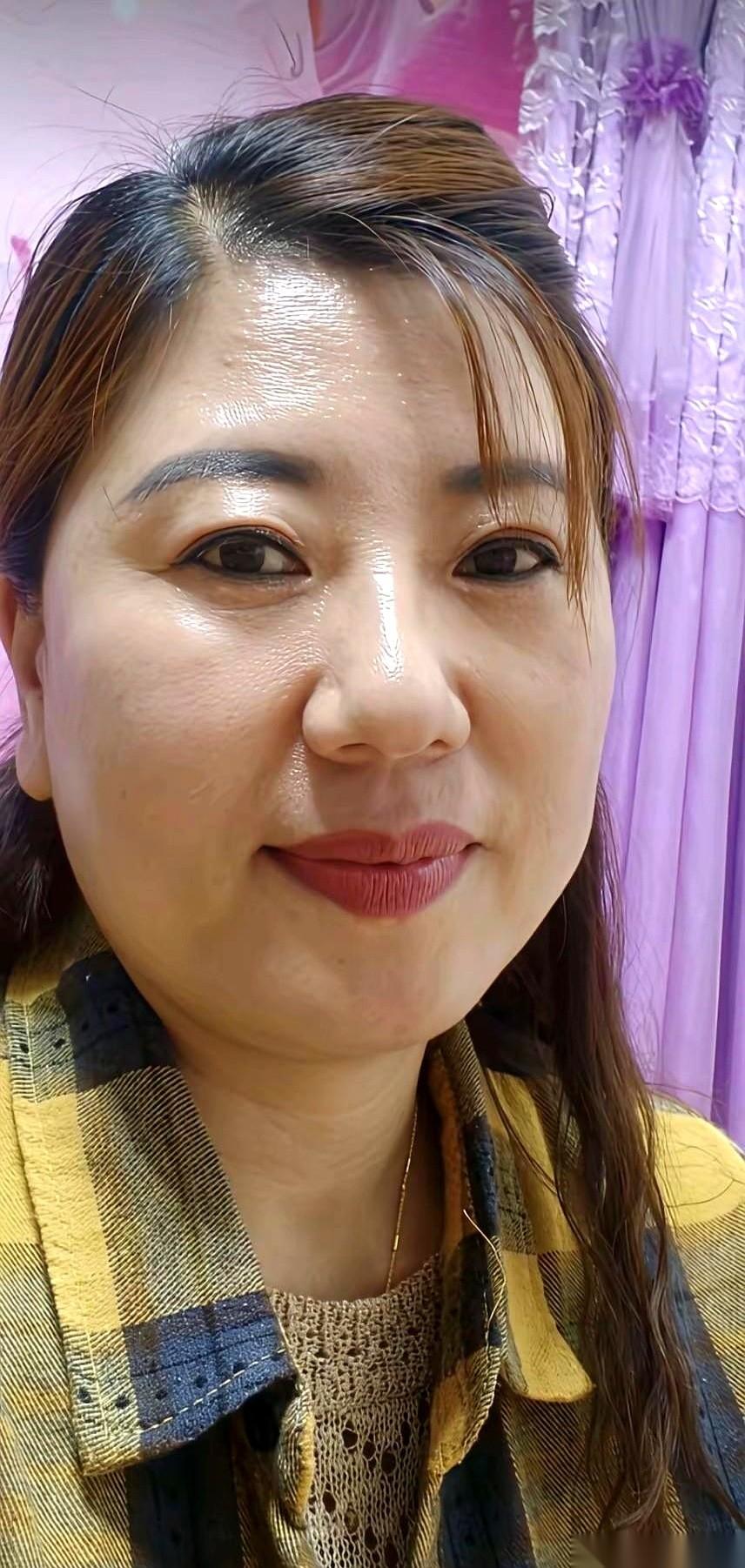 饭桌上，酒过三巡。
他亲自给对面的人倒满了酒，那人是他带了十年的老伙计。他把对方