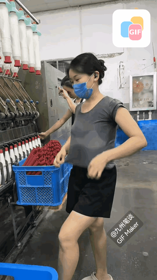 纺织女工这手速，恐怕打游戏都无人能及！
纯纯的真实工厂打工人，靠辛勤劳动，靠双手
