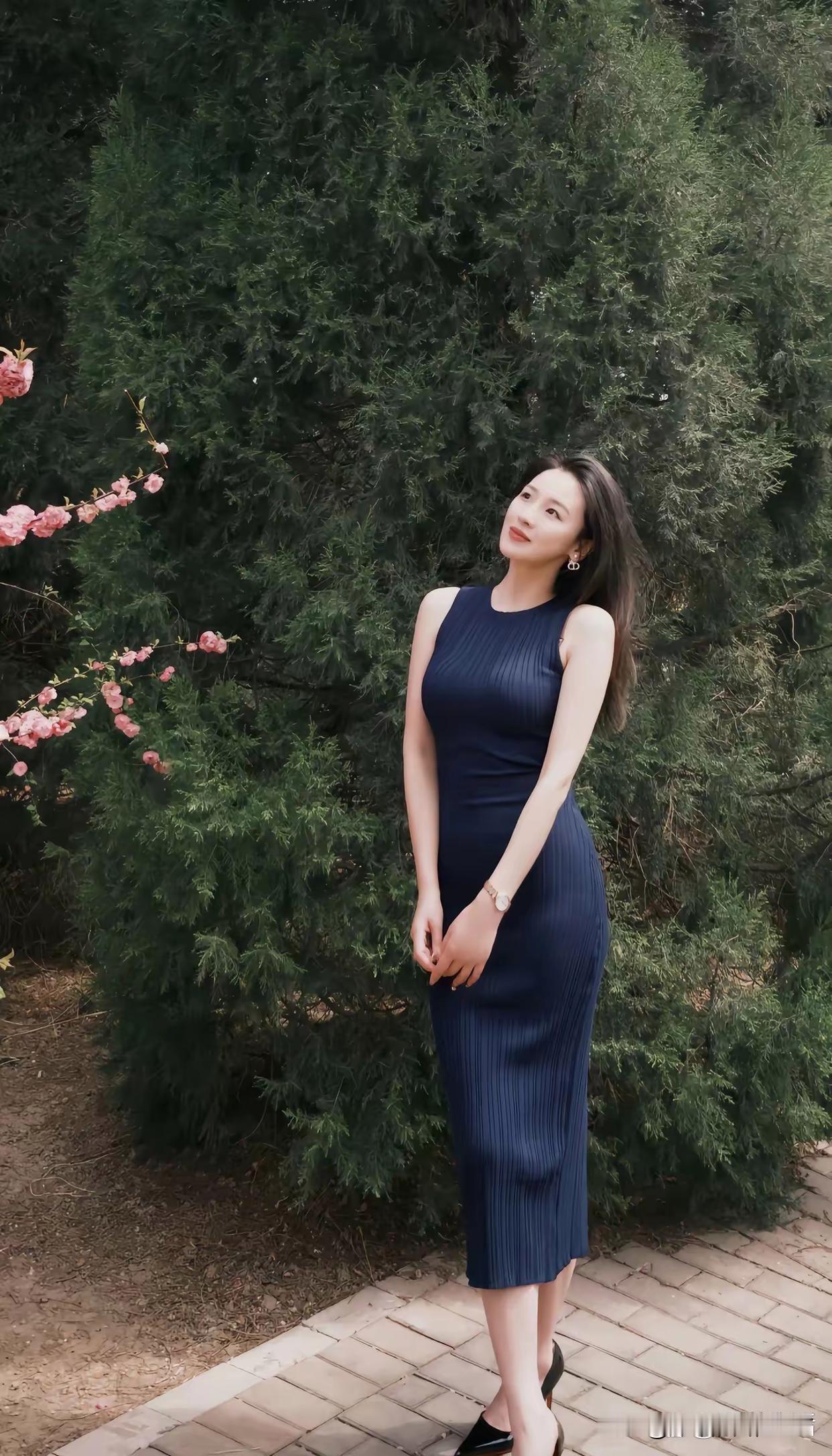 优雅蓝裙，花影相伴，静享美好时光，人生不容得半点虚假，好好打扮自己才是对自己的负