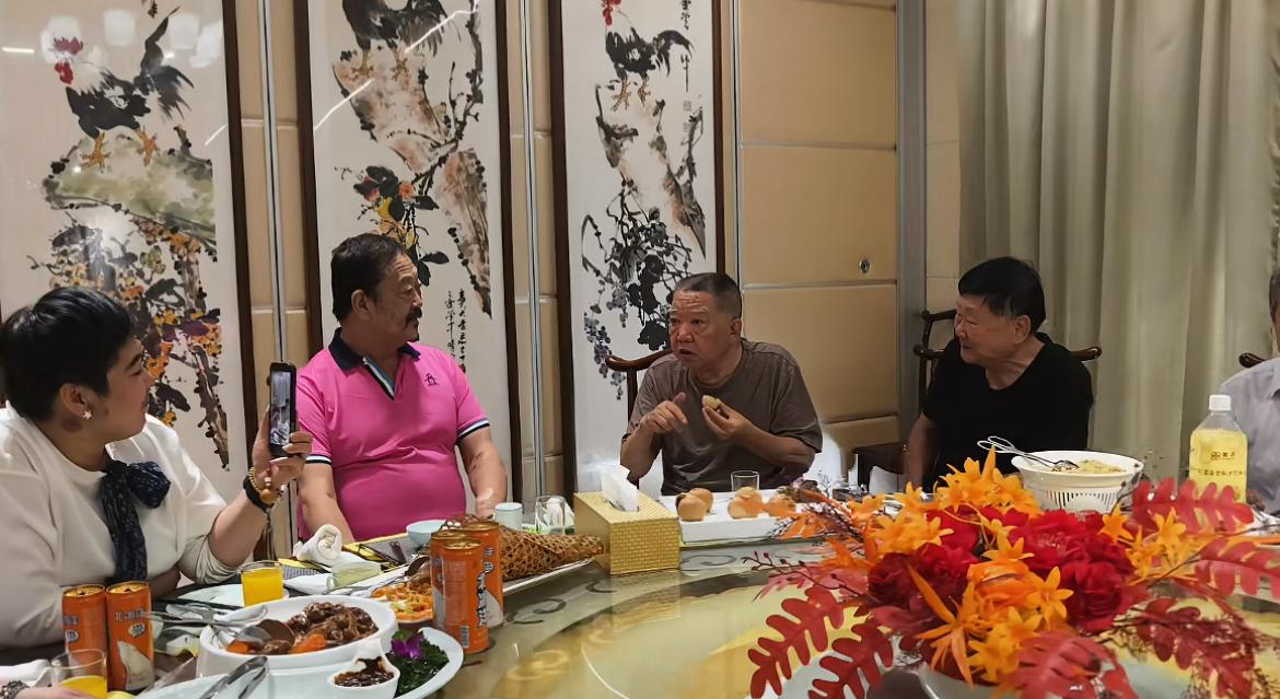 孟凡贵近况惹担忧，与北京老炮儿“哈僧”聚会，声音沙哑
曾患三次脑梗，仍喝白酒，一