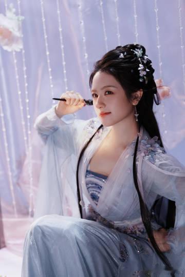 李兰迪撑伞古装海报李兰迪千云兮我的游戏我说了算 千云兮这个角色真的是太有感觉了吧