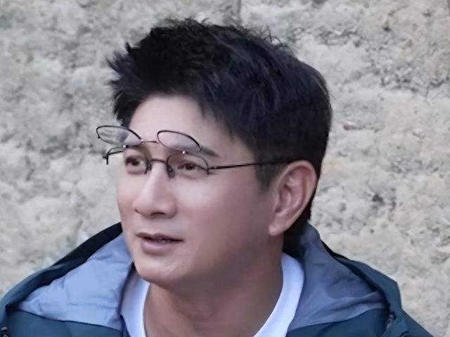 55岁的吴奇隆，在镜头前坦然戴上了老花镜。39岁的刘诗诗美得发光