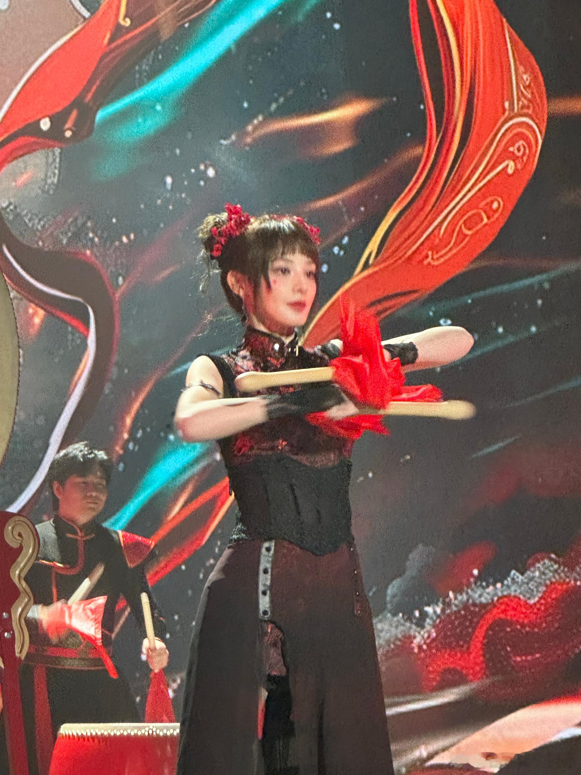 彭小苒新中式双丸子头 新中式旗袍配双丸子头，彭小苒把“娇俏”二字演活了！盘起的发