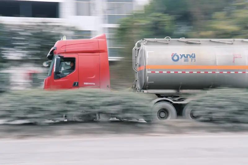 第一辆车选油车还是电车？

很多新手提第一辆车，最纠结的就是油车和电车，网上说法