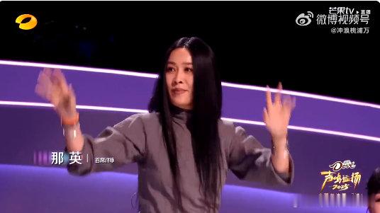 那英黑长直看得我想把脉了声鸣远扬那英的黑长直也太有氛围感了吧！发丝垂落下来的样子