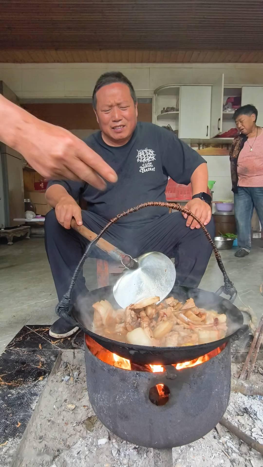 湘西山的黑猪肉爽歪歪，大块吃。柴火饭、柴火菜，放两个青辣椒，配上点缀一下。