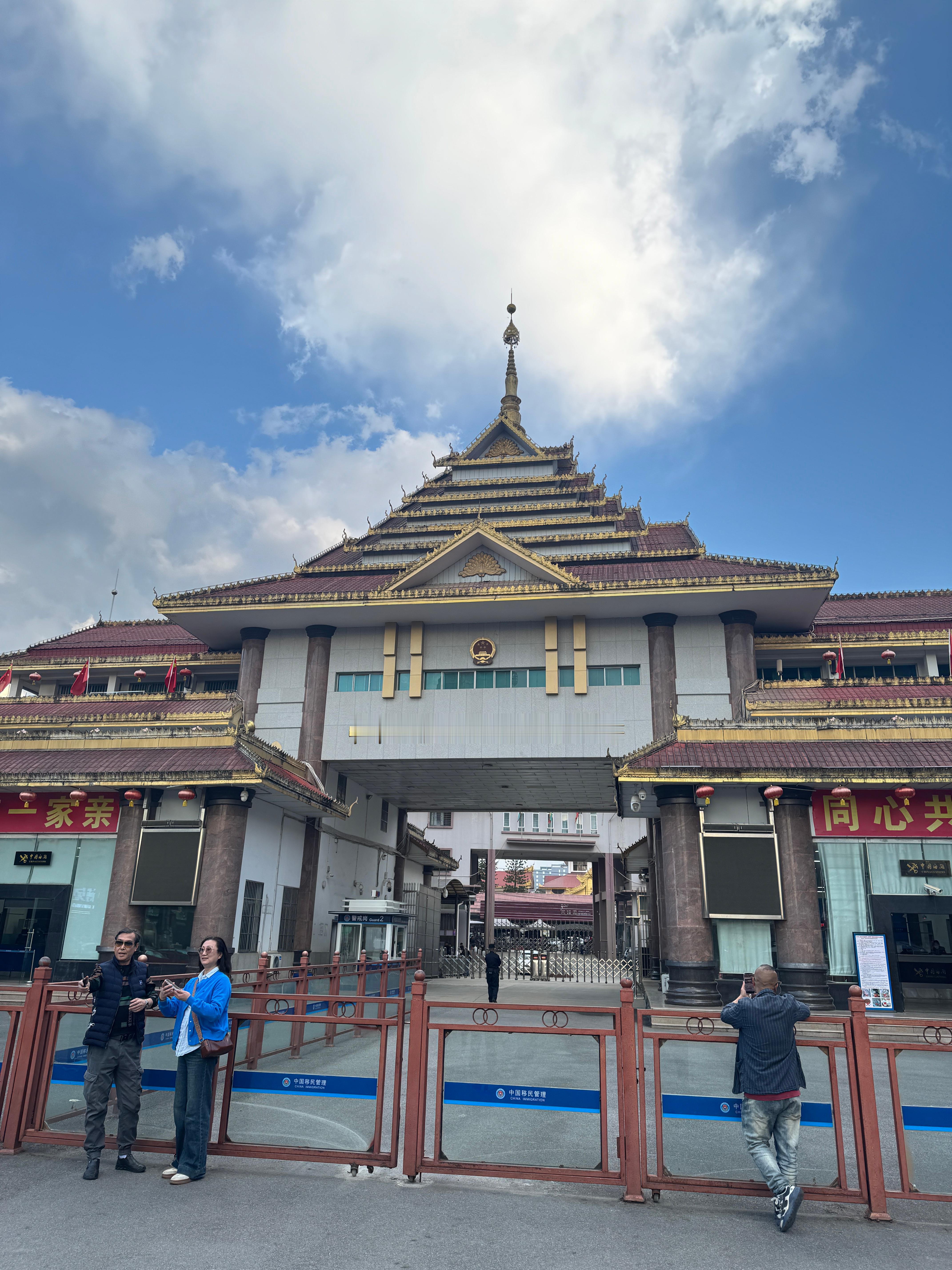 报告，我没出，我不敢出。我就口岸看了一眼就回了