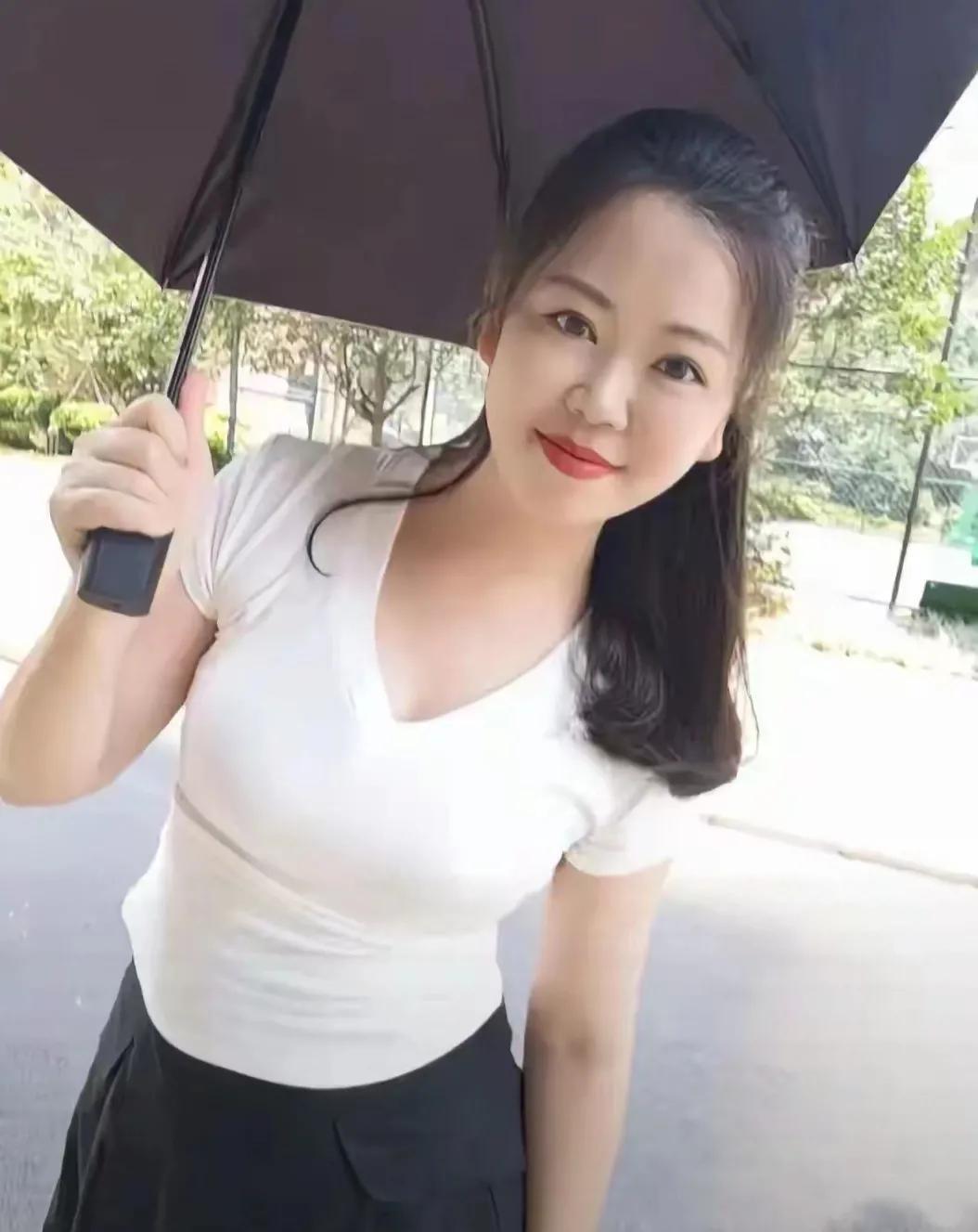 阿泽与阿梅的爱情如同童话般纯净。他们相识于一次春日郊游，彼此的心在花海中悄然绽放