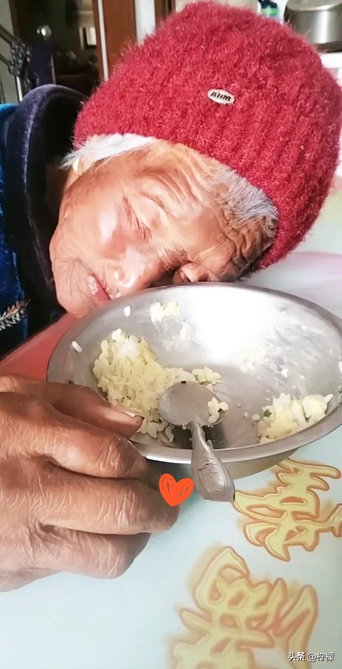 痛心！
心痛如刀割。
母亲正吃着饭，突然趴在桌子上，双目紧闭，不会吭声了。儿子喊