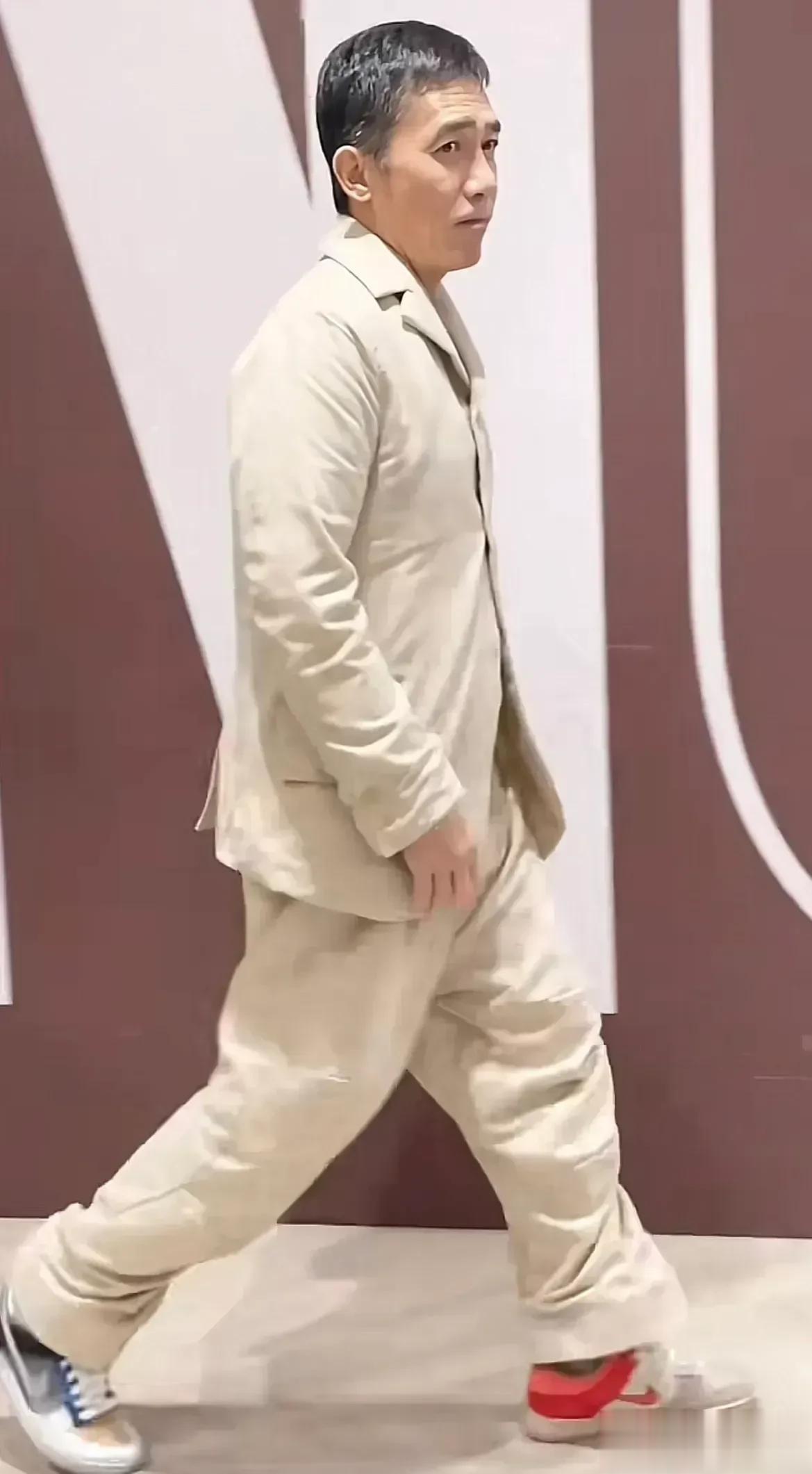 猜猜看，梁朝伟这是穿了几条裤子才能达到这样的效果？