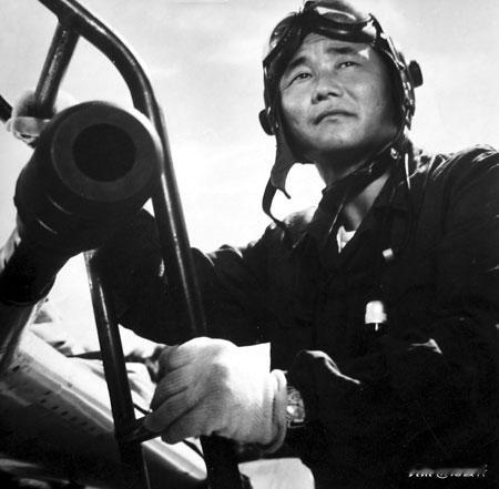 1965年，飞行员高长吉竟不顾伟人的禁令，直接击落越界挑衅的敌机，谁料，这竟让空