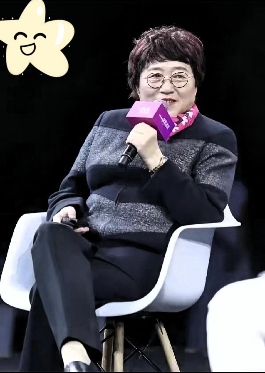 李银河这话说的，
真是把那层窗户纸都给捅破了。

她说做老婆的别管男人跟谁睡，只