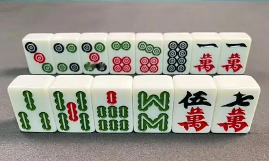 打3条还是留5万？吵了整晚
 
桌上只剩七张牌，我摸来5万，老公立刻喊：拆3条！