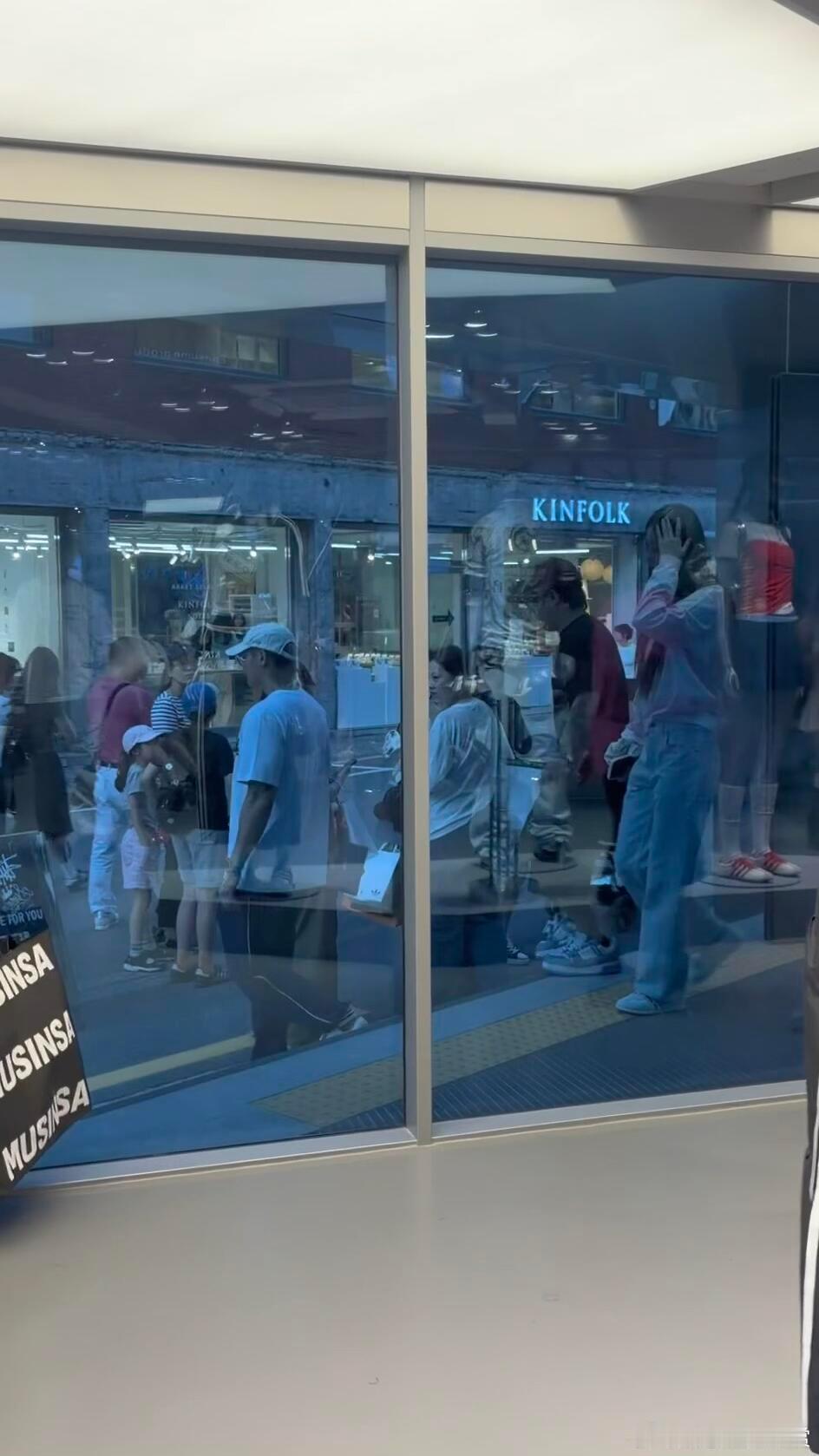 韩国偶遇黄子韬徐艺洋逛衣服店网友韩国逛街偶遇黄子韬徐艺洋！路人实拍生图都好看。韩