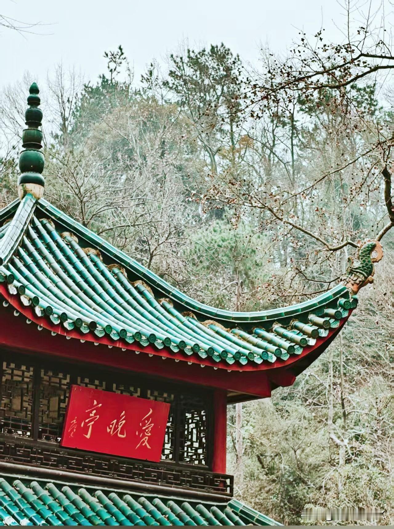 古风建筑，亭晚爱，静享自然之美。