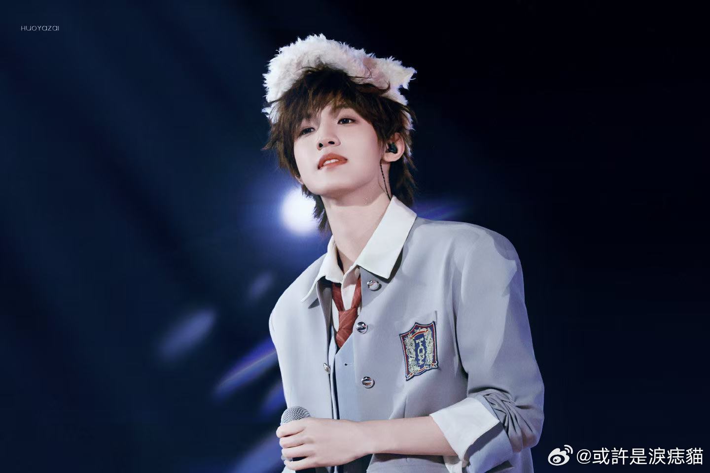 张泽禹舞狮路透 谁还没看张泽禹舞狮的路透，鲜衣怒马的少年模样太戳人，舞狮时的神态