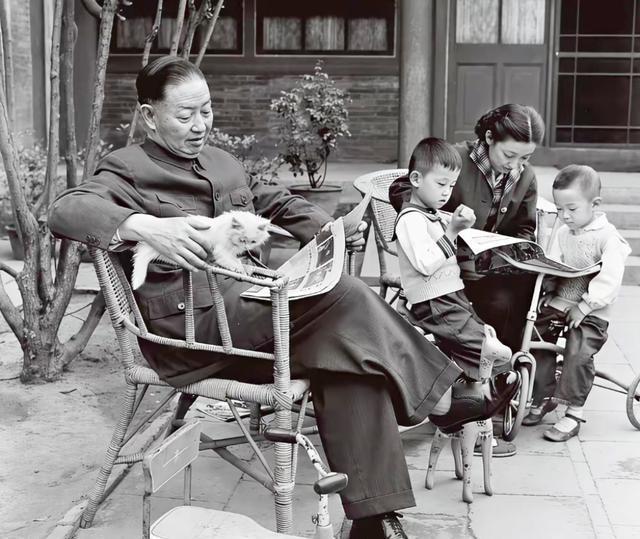 1959年， 京剧大师梅兰芳与夫人福芝芳和两个孙子在北京西城区护国寺街9号院中照