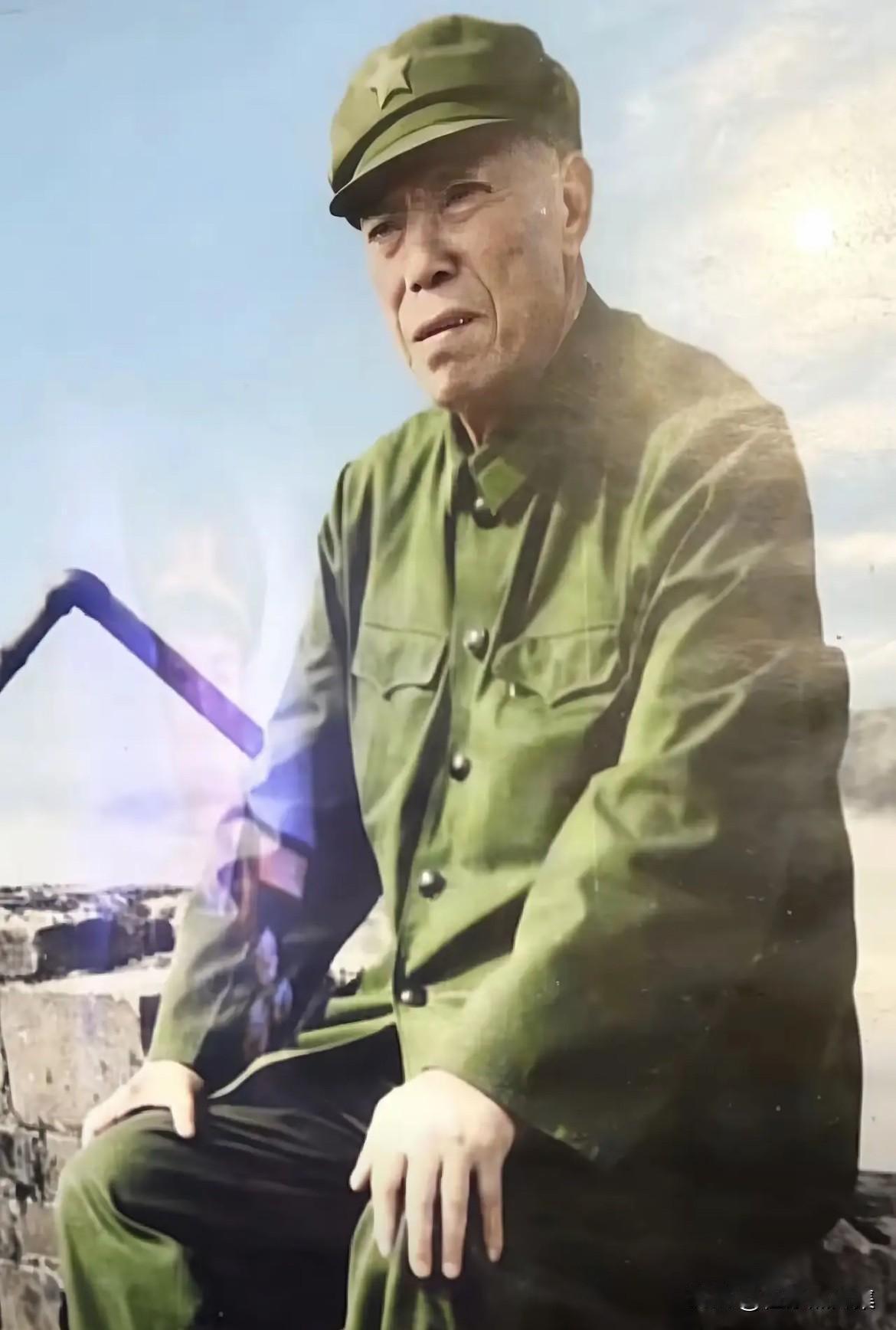 1982年，开国中将梁兴初将军重返湘江战役纪念地，心情沉重地凭吊牺牲的战友的老照