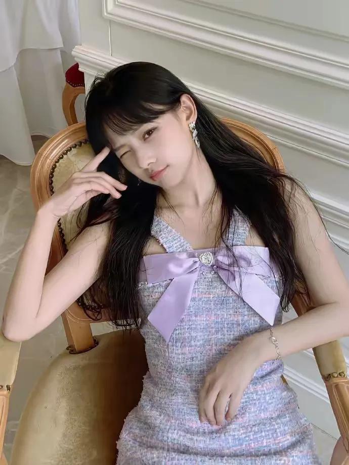 这个女孩的美丽犹如百合花绽放，洁白而纯净，超香又可爱。她的俏皮的微笑如同春日的微