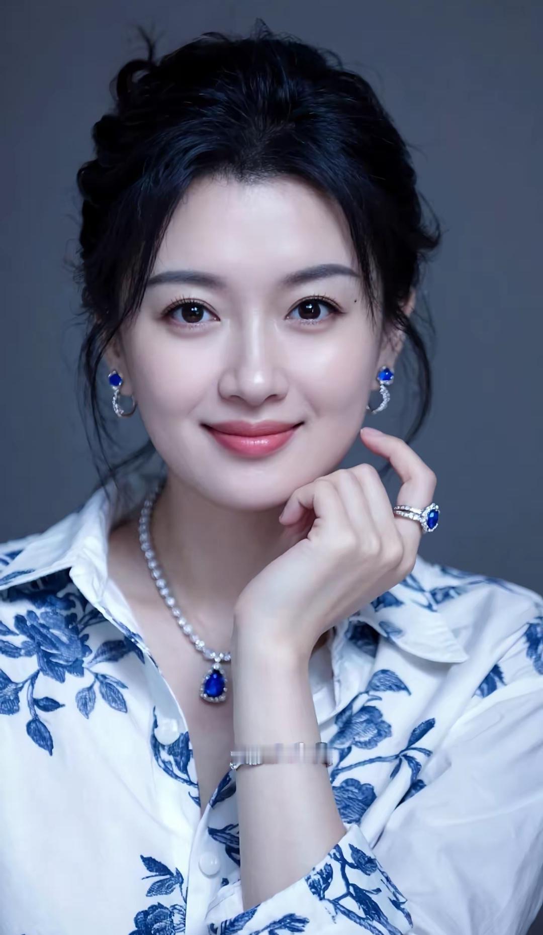 这位女士戴着漂亮的珠宝，微笑着。高雅气质美女 美女人像群