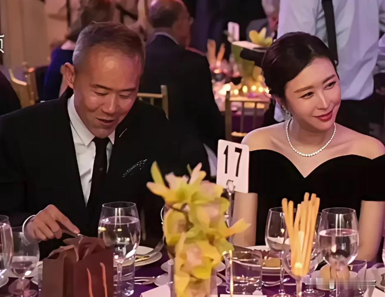 人都是为己才会活的潇洒没怨气！王石看重田朴珺的美貌，人家也陪了他那么多年现在他老