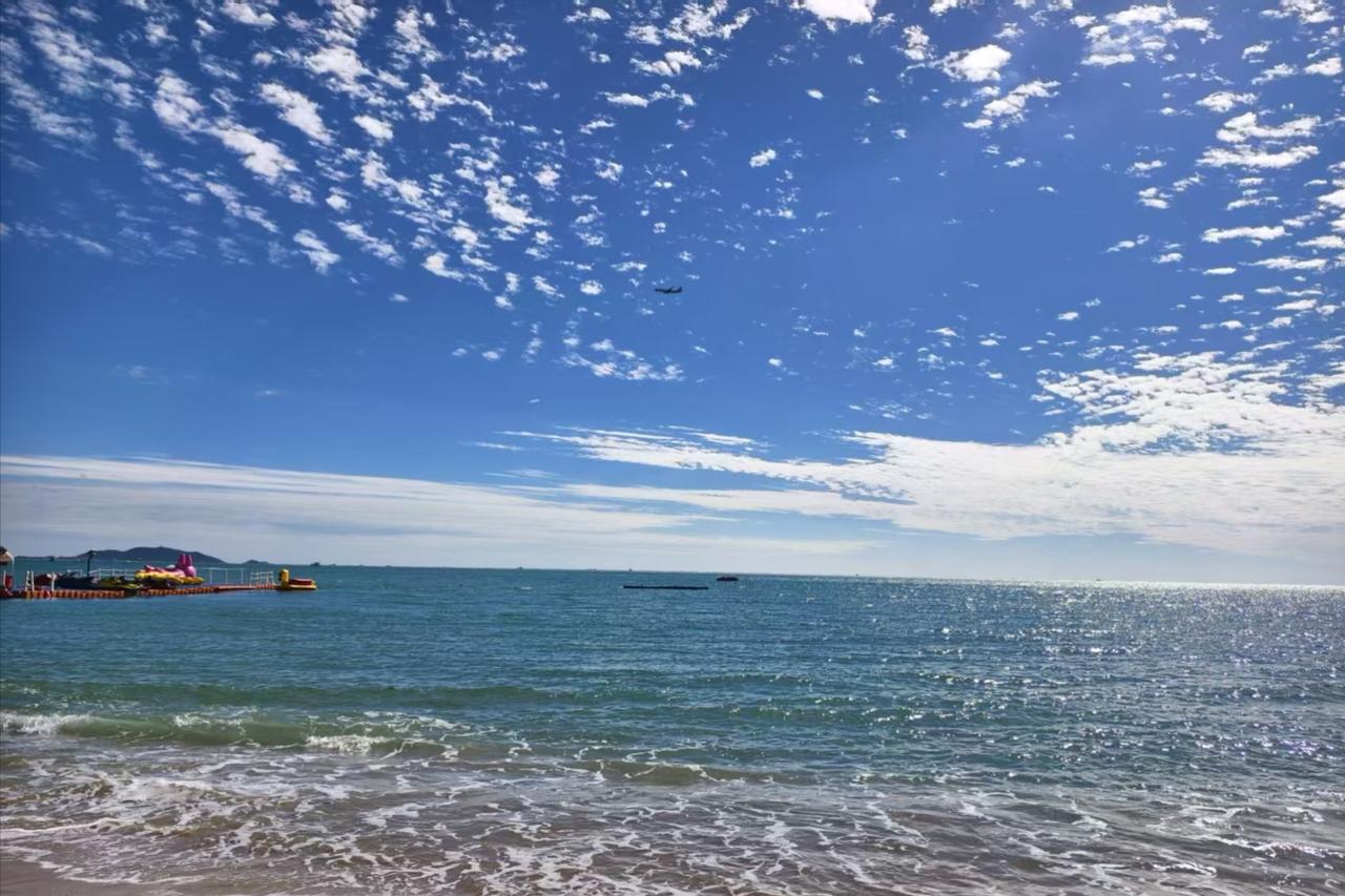 海天一色，晴空万里。望着这片蔚蓝，浮躁慢慢归于平静，美好风景永远值得珍藏。
大海