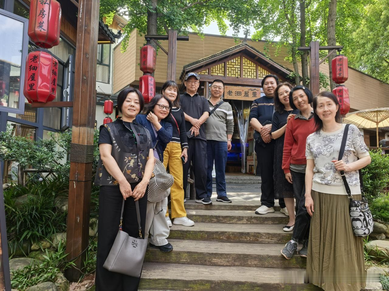 40年前，我们挥别彼此，告别大学校园，奔赴火热的生活。
40年后，我们染鬓微霜，