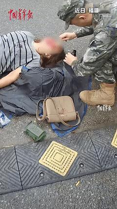 人民子弟兵爱人民！

近日，福建莆田，一女子骑电动车经过武警部队营区时，可能是因