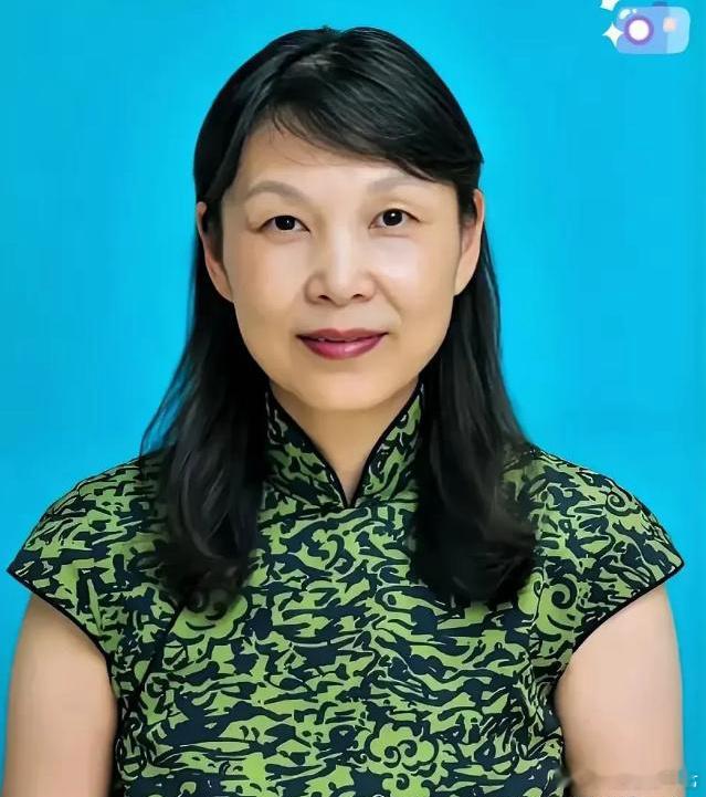 网友分析，杜建英其实犯了一个很低级的错误，那就是拿自己处于不利的位置，而宗大小姐