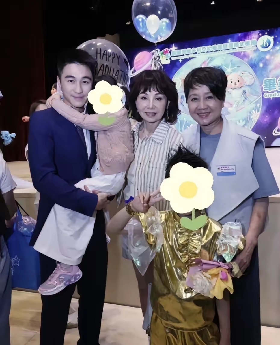 何猷君带着女儿和妈妈一起现身香港维多利亚幼儿园，参加儿子的毕业典礼！古巨基、周丽
