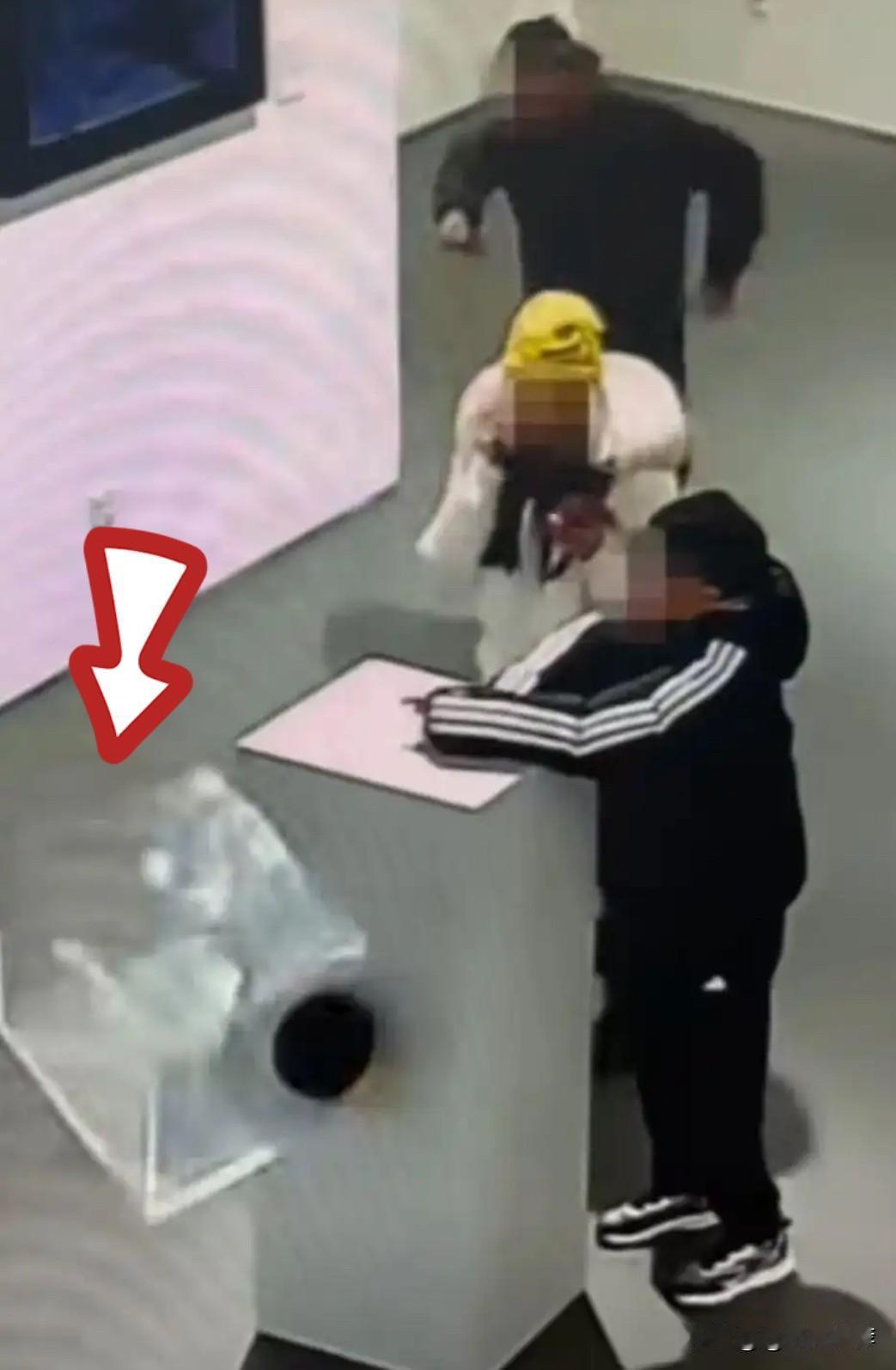 珍贵黄金凤冠展览中意外受损，责任与赔偿机制引关注

近日，一顶重达4斤的黄金凤冠