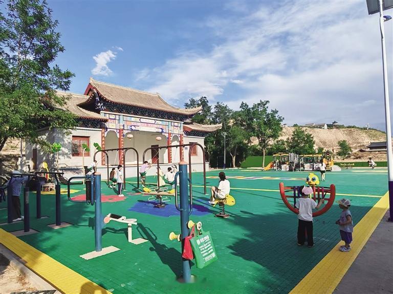 【“边角余料”巧变快乐基地 兰州市高标准建成9个社区儿童友好空间】秋千荡起，孩子