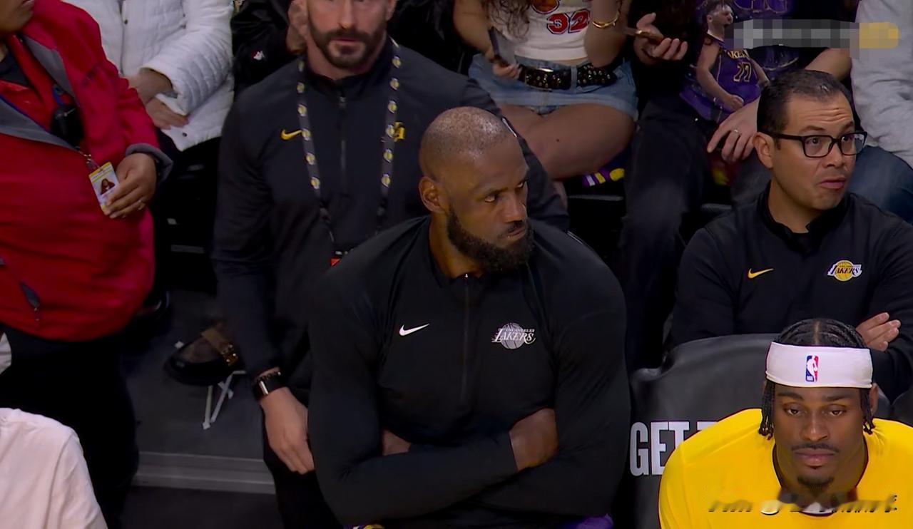 我强烈建议湖人巨星詹姆斯减少三分出手数！在今天湖人主场以89：111惨败于凯尔特