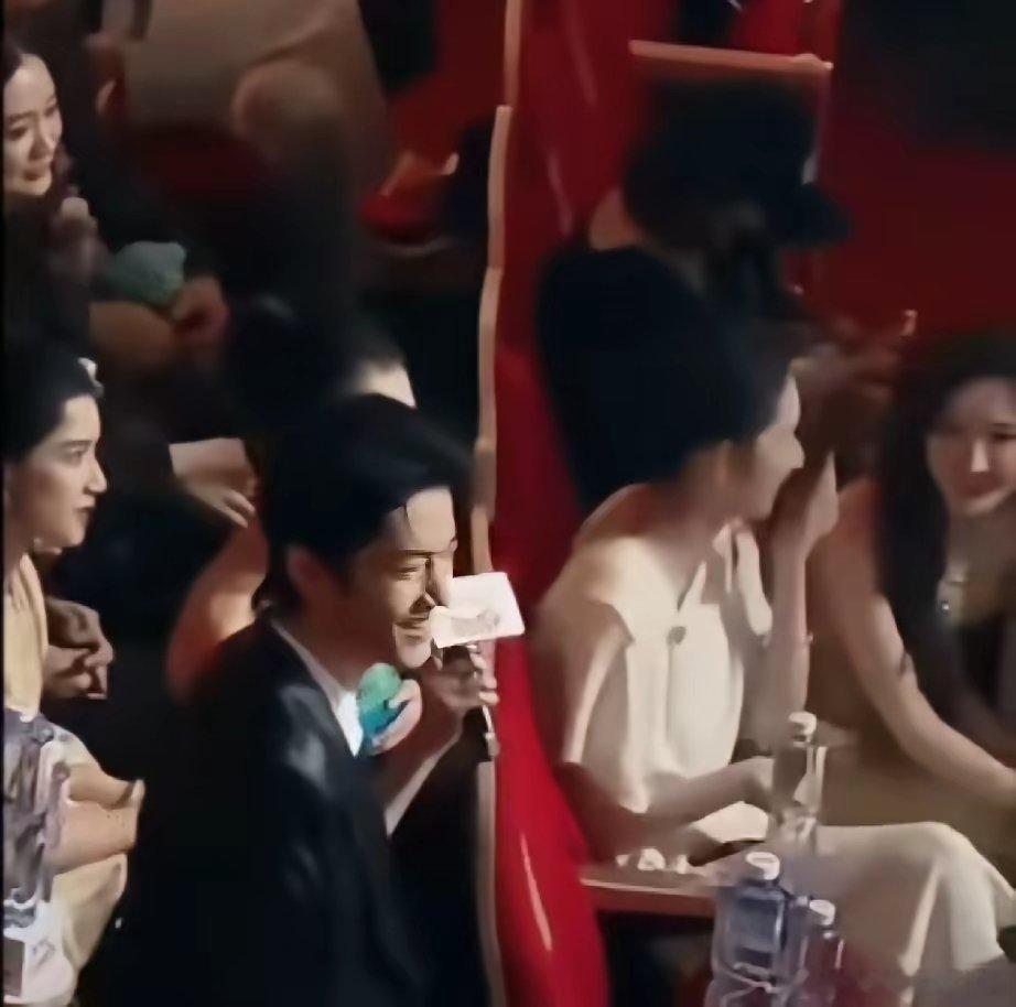 谁都看出来王玉雯、毛晓彤也是捧场王啊！肖战在台上发言的时候，王玉雯全程专注盯着他