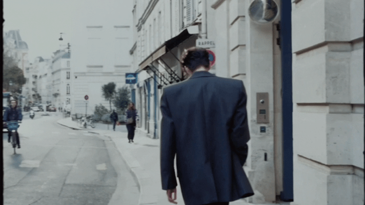 #魏大勋8.5头身#巴黎街头的帅气男模[抓狂][抓狂]宽肩窄腰大长腿、微醺的仙品