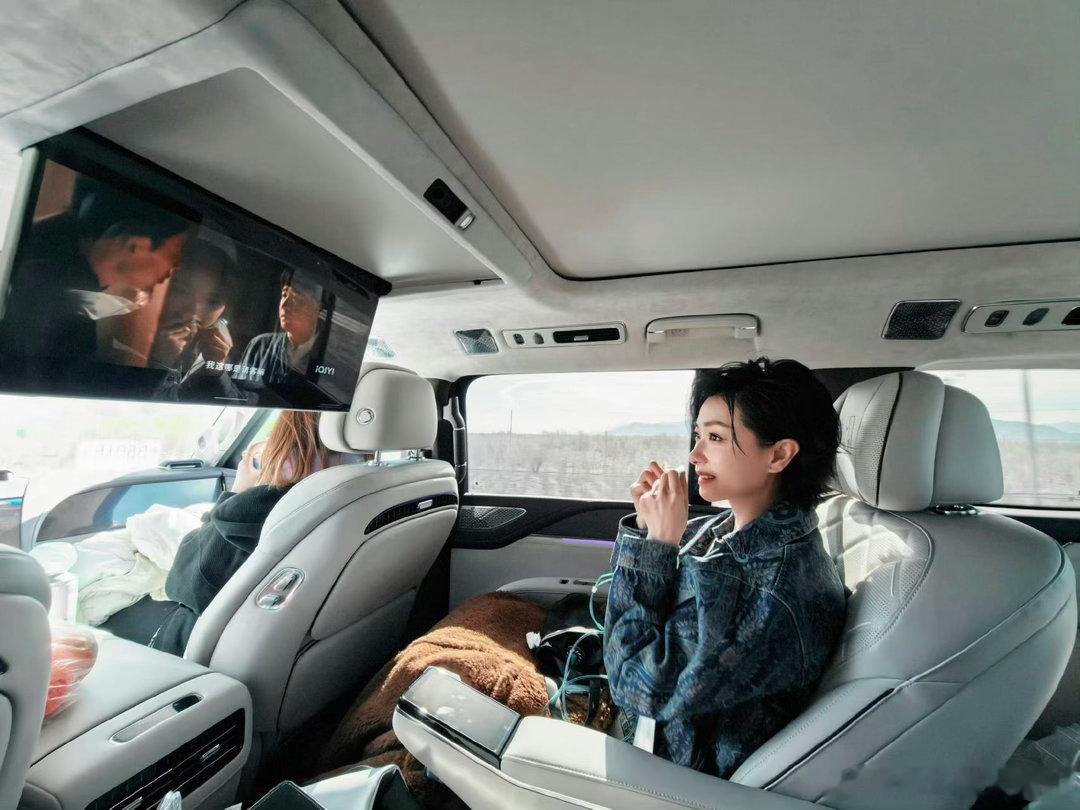 万茜追剧把自己看哭了 撑伞对视那段没有台词，但万茜靠眼技已经无声胜有声了。难怪她