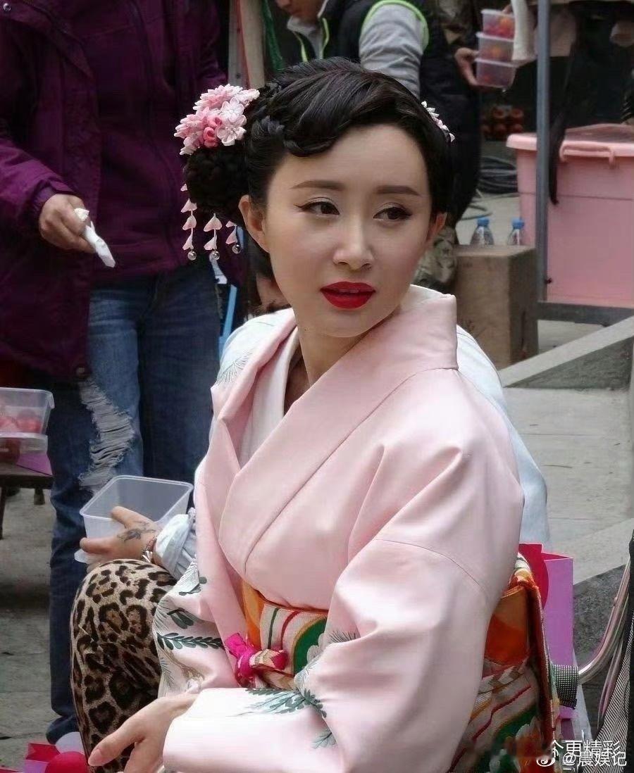 舒畅这身和服装扮有点过于花哨，显得不够高雅 