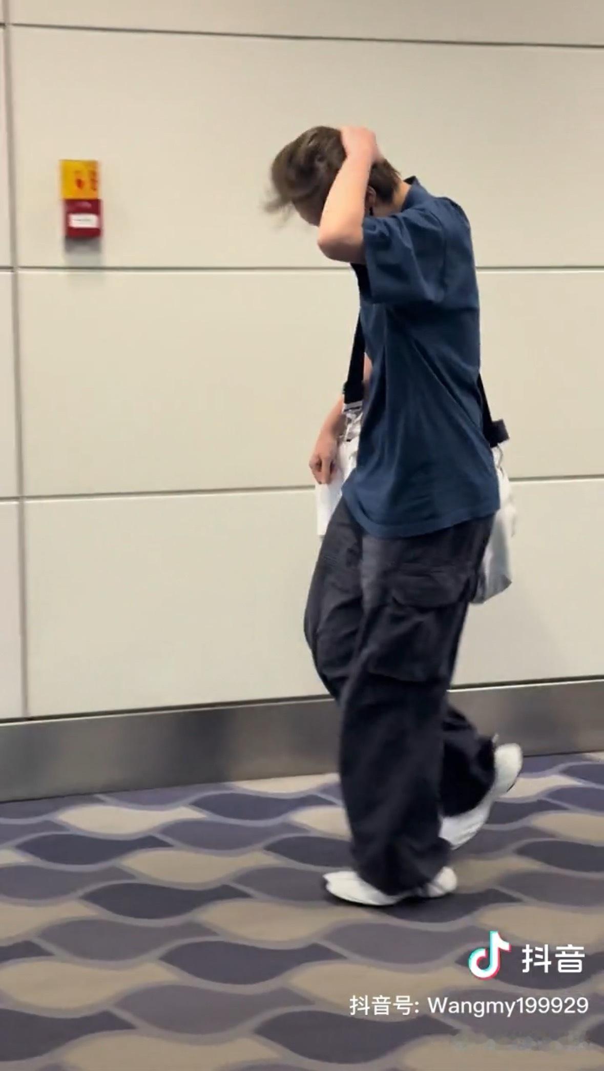 网上骂骂得了 现实中遇到谁不想上前要个wx