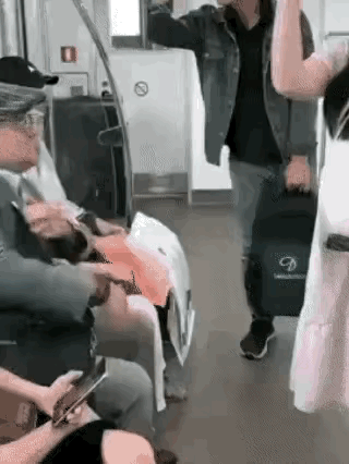 人性的可恶之处在年轻男子身上暴露无遗