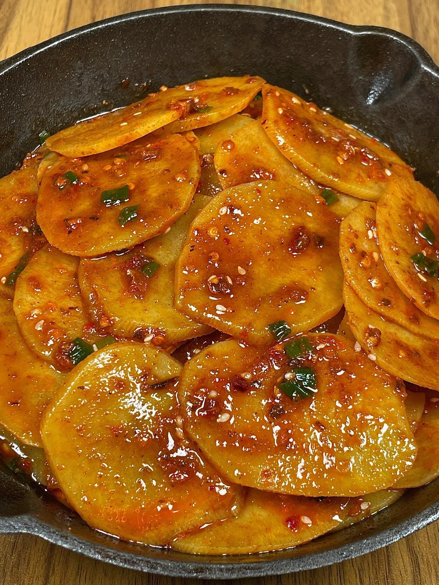 属于夏天的凉拌土豆片。士豆片削得薄薄的，脆爽可口，香辣过瘾，好适合夏天，当做开胃解腻的凉拌菜真滴绝绝子
做法好简单，喜欢快安排起来吧
食材：土豆、辣椒粉、孜然粉、白芝麻、葱花
做法：如图所示！