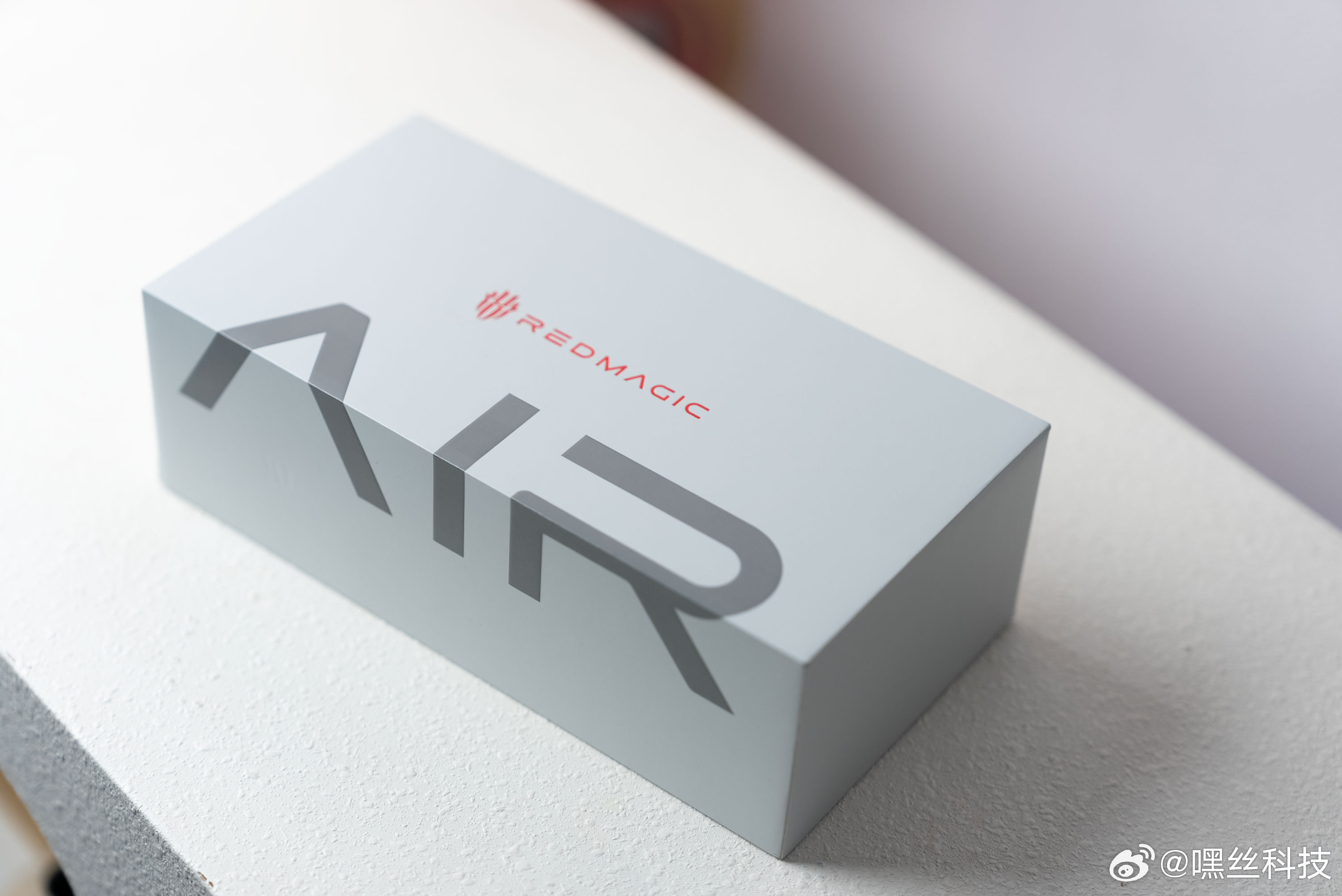 来品一波红魔11Air的真机图赏吧~白色机身还是很漂亮的，大家觉得怎么样？风扇主